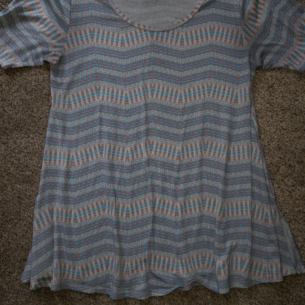 Medium Lularoe Perfect tee